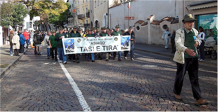 il Furiere Renato Buselli guida la sfilata del Gruppo Asiago