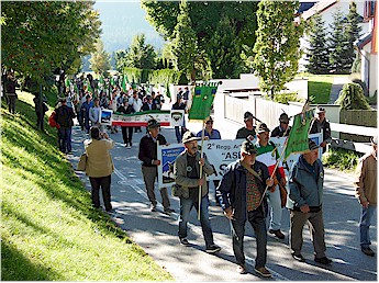 Inizio del corteo della sfilata in via Maximilian a Dobbiaco