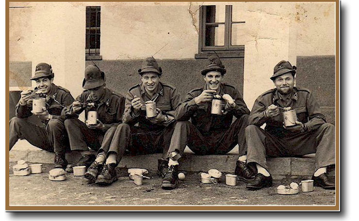 Rancio in gavetta nel cortile della Caserma Piave di Dobbiaco nel 1955