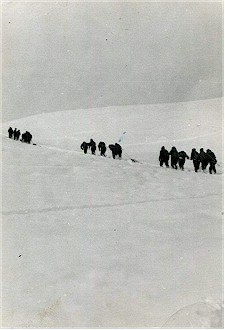 Batteria 28 del Gruppo Asiago valica il Passo Giovo anno 1963