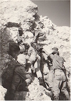 Pezzo spalleggiato sulle rocce del Sassongher